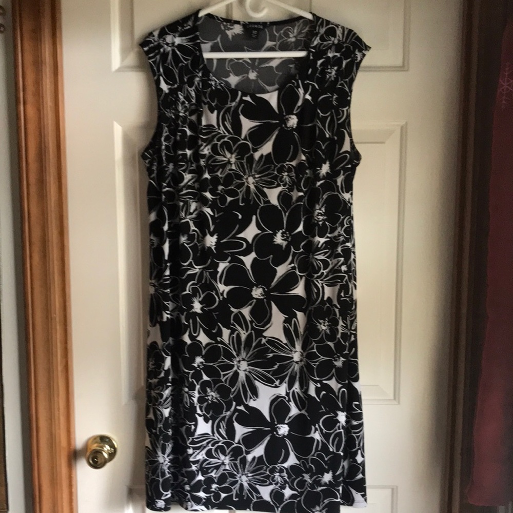 Lightweight black and white sleeveless dress